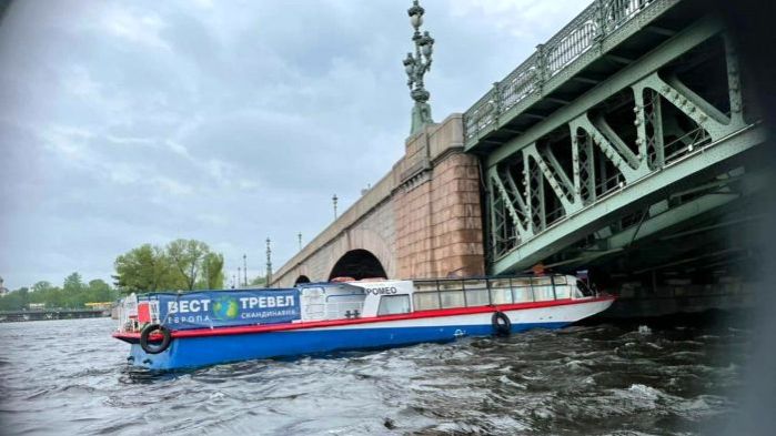 В Петербурге теплоход въехал в Троицкий мост