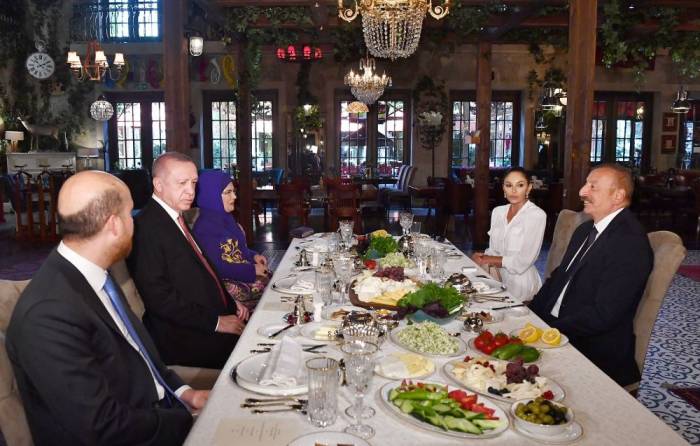 От имени Президента Ильхама Алиева и Первой леди Мехрибан Алиевой дан обед в честь Президента Эрдогана и его супруги