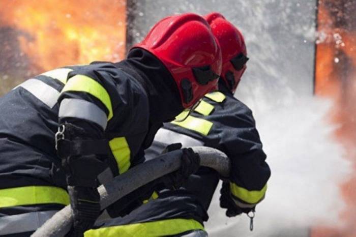 В Баку произошел пожар, пожарные спасли человека