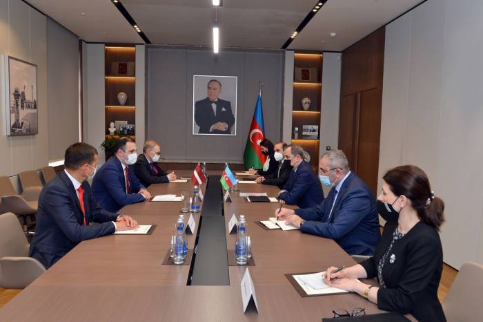 Глава МИД Азербайджана встретился с делегацией латвийского парламента