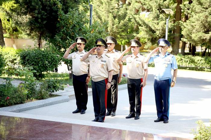 Министр обороны Азербайджана встретился с военнослужащими, проходящими лечение в военном госпитале 