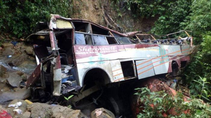Автобус рухнул в овраг на юге Мексики
