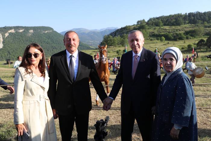 Ильхам Алиев и Реджеп Тайип Эрдоган с супругами на показе композиции "Музыкальное наследние и карабахские скакуны на Джыдыр-дюзю" - ФОТО
