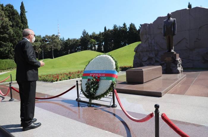 Президент Турции посетил могилу Великого лидера Гейдара Алиева
