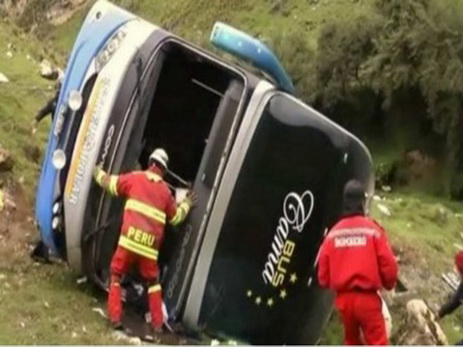В Перу 17 человек погибли в результате падения автобуса в ущелье
