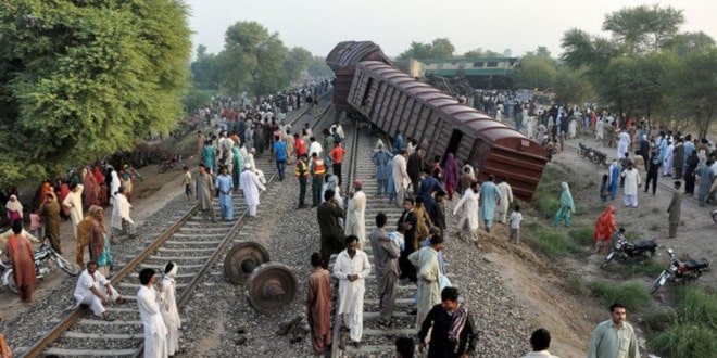 Крушение поезда в Пакистане: 36 погибших