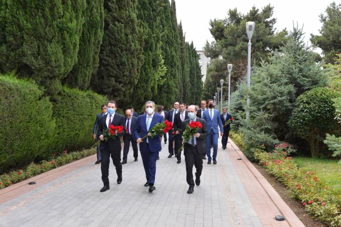 Руководство МИД посетило Аллею почетного захоронения и Аллею шехидов