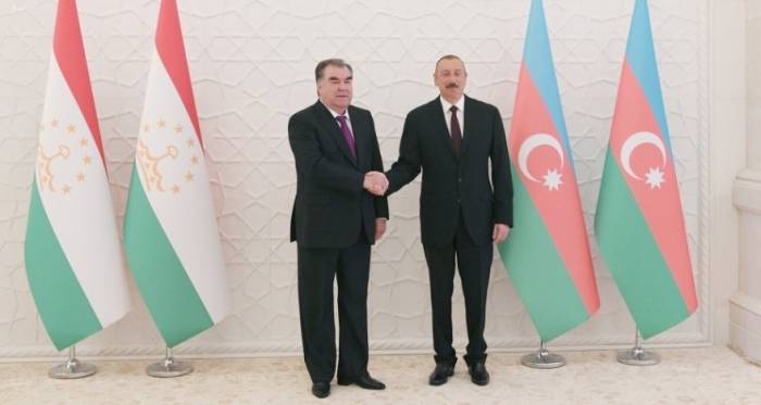 Глава Таджикистана позвонил Ильхаму Алиеву
