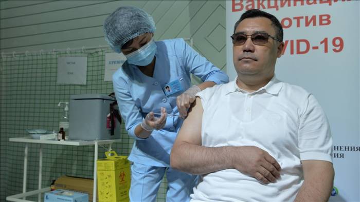 Президент Кыргызстана вакцинировался от коронавируса
