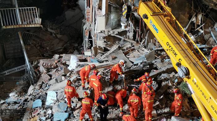 Число жертв обрушения гостиницы в Китае возросло до восьми человек
