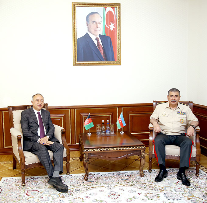 Министр обороны встретился с послом Афганистана в Азербайджане