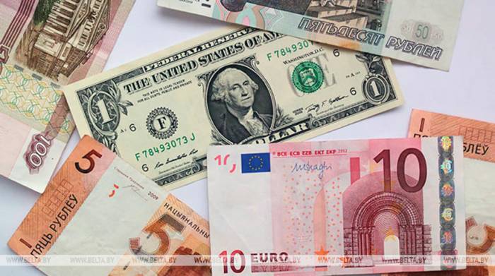 Белорусский рубль ослаб к трем основным валютам