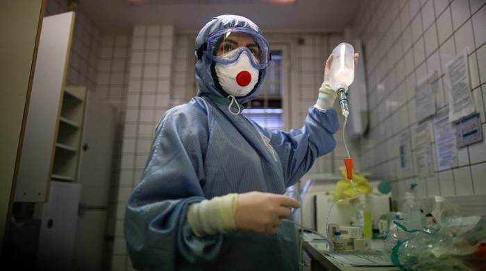 В России за сутки от коронавируса умерли 734 человека