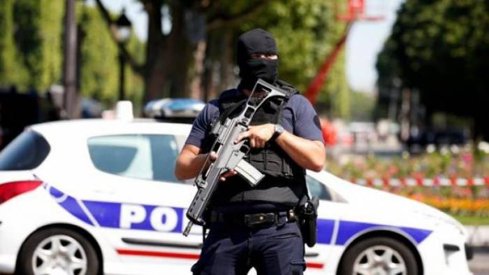 СМИ: Во Франции преступник напал людей с ножом