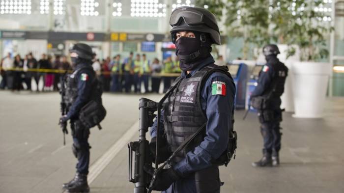 В Мексике неизвестные напали на полицейских 

