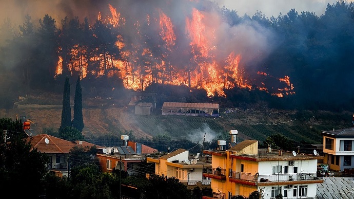 Силы МЧС продолжают борьбу с лесными пожарами в Турции 