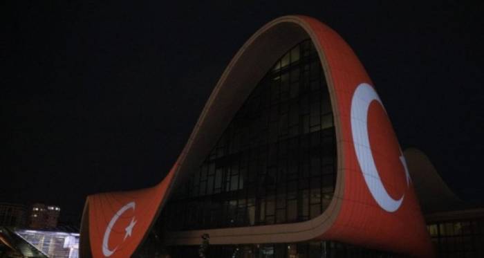 Центр Гейдара Алиева окрасился в цвет флага Турции