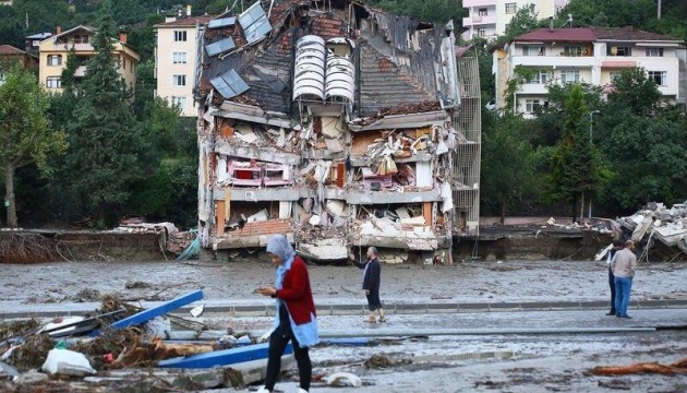 Наводнения в Турции: без вести пропавших более 100 человек
