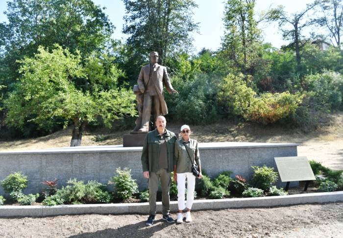 Ильхам Алиев и Мехрибан Алиева на открытии в Шуше памятника Узеиру Гаджибейли - ОБНОВЛЕНО
