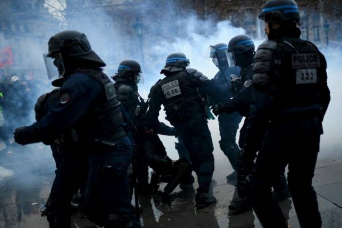 Акции протеста во Франции: пострадали 13 полицейских