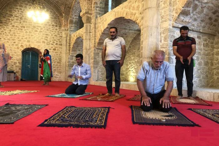 Группа жителей Шуши совершила намаз в мечети Юхары Говхар Ага – ФОТО
