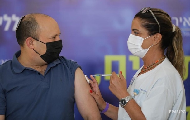 Премьер-министру Израиля сделали третью прививку от COVID