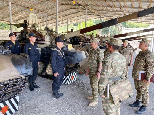 Глава Минобороны Азербайджана посетил воинские части
