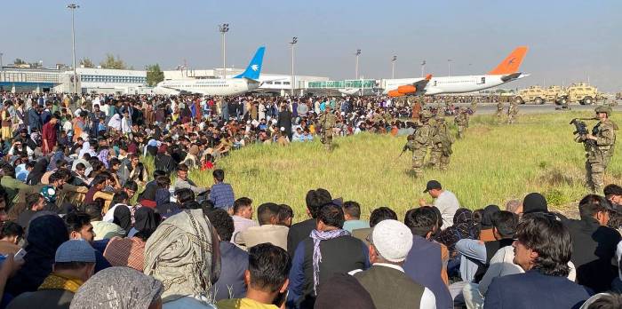 Около 1,5 тыс. человек собрались у аэропорта Кабула