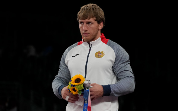 Обиделся. Проигравший россиянину армянин отказался надеть медаль 
