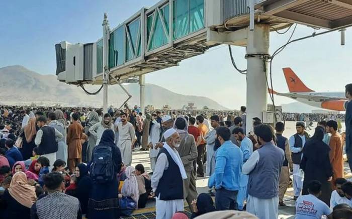 Двое афганцев упали с вылетающего из Кабула самолета
