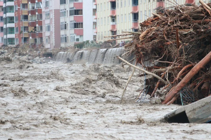 Число жертв наводнения в Турции возросло до 70 человек