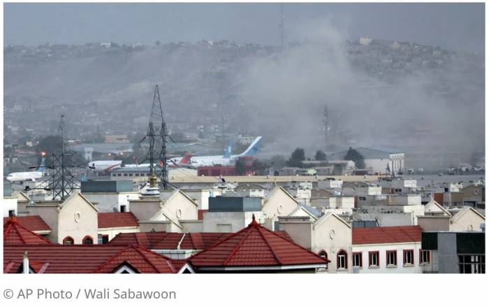 Число жертв взрывов в аэропорту Кабула превысило 100 человек