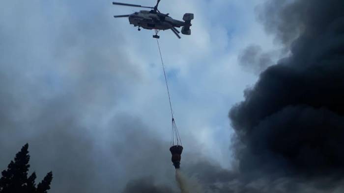 К тушению пожара в Агсу привлечен вертолет
