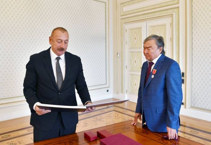 Ильхам Алиев принял казахского поэта Олжаса Сулейменова - ФОТО