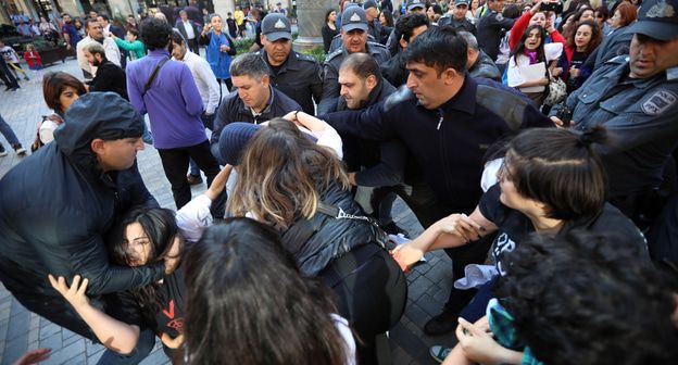 В Ереване произошла стычка участников акции протеста с полицейскими