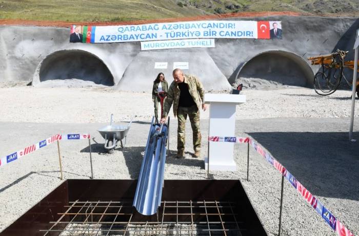 Ильхам Алиев и Мехрибан Алиева на закладке фундамента тоннеля через Муровдаг - ФОТО