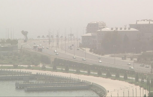 В Баку зашкаливает содержание пыли в воздухе
