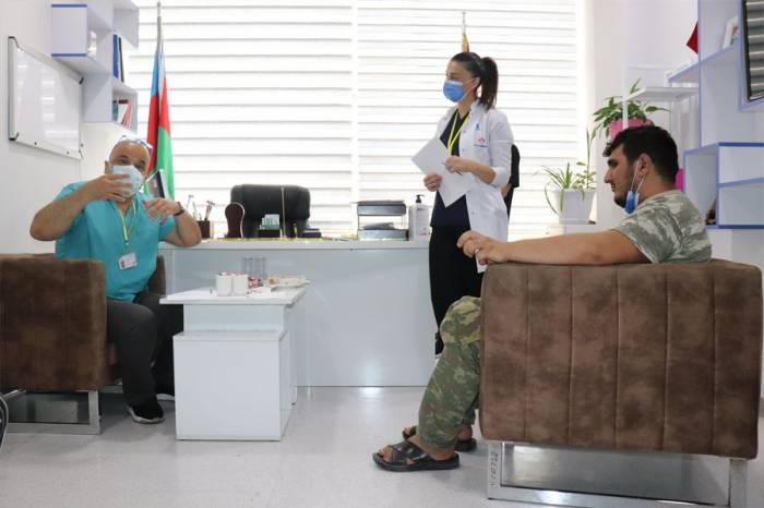 Известные врачи обследуют участников Отечественной войны Азербайджана 