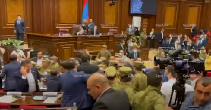 Очередная драка в парламенте Армении  - ВИДЕО