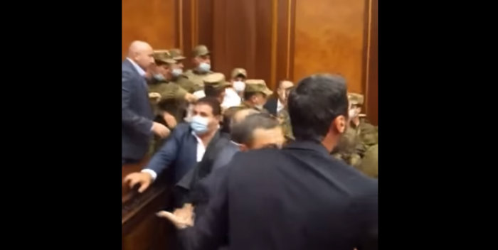 В Армении скандал: охрана силой вывела депутата из зала - ВИДЕО