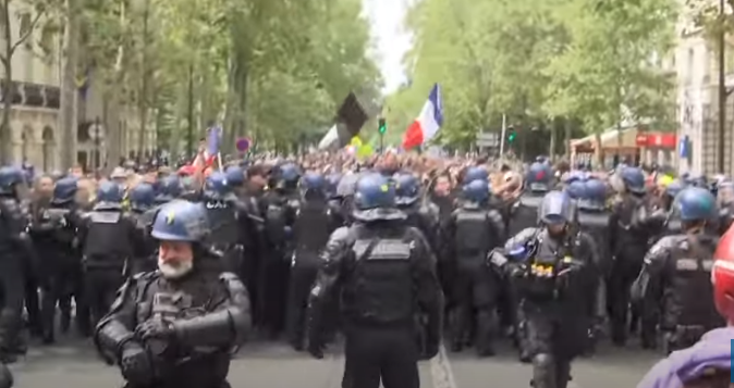 Euronews: Францию охватили акции протеста - ВИДЕО

