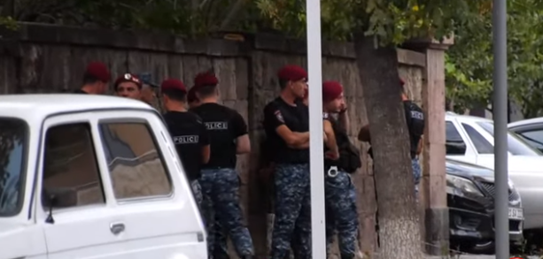 K зданию Нацсобрания Армении стянуты полицейские силы - ВИДЕО