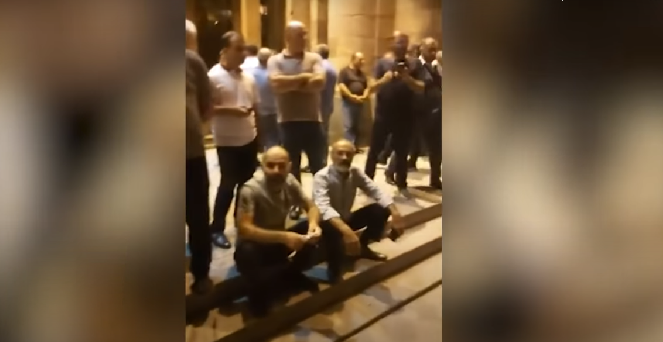 В Армении родственники погибших военнослужащих собрались перед зданием правительства - ВИДЕО

