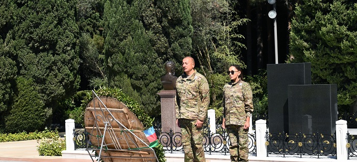 Ильхам Алиев и Мехрибан Алиева посетили могилу великого лидера Гейдара Алиева - ФОТО
