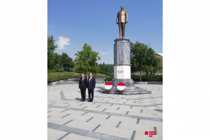 Генпрокурор и председатель Верховного суда посетили памятник Гейдару Алиеву в Анкаре 
