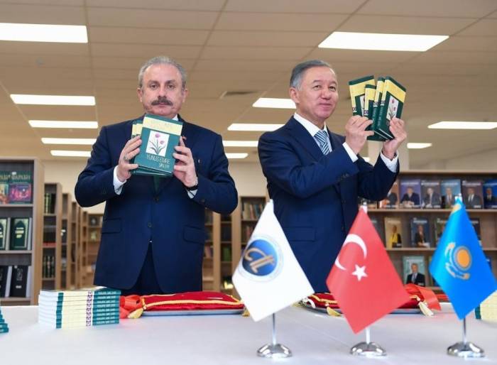 Тюркская Академия представила сборник стихов Юнуса Эмре на нескольких языках