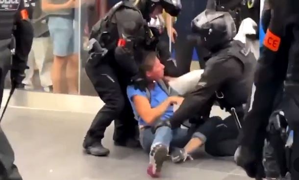 Облико аморале: Во Франции полицейский избил дубинкой женщину - ВИДЕО