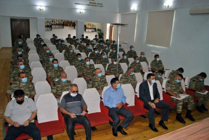 В Азербайджанской Армии проводятся семинары для военнослужащих
