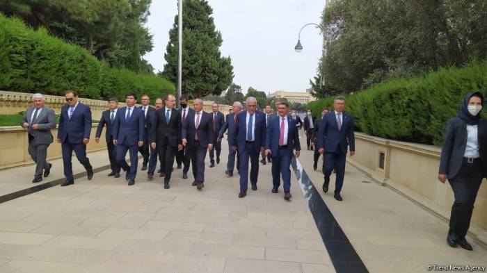 Министры экономики и торговли стран Тюркского совета посетили Аллею шехидов в Баку 
