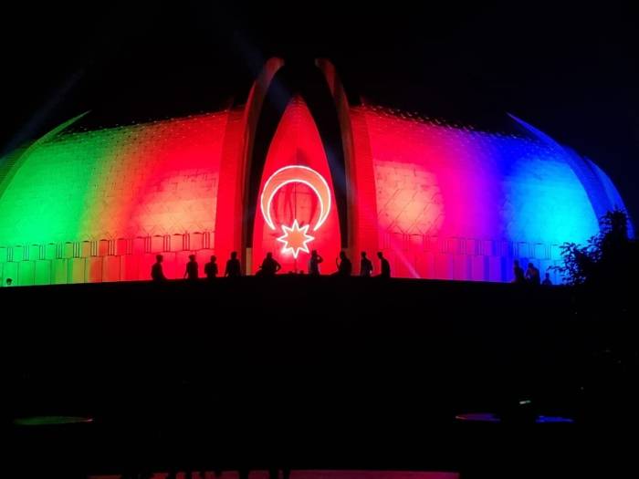Пакистанский монумент окрасился в цвета госфлага Азербайджана